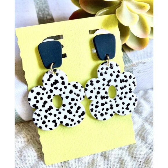 New Black White Dalmatian Dot Daisy Flower Retro 80s Style Matte Finish Earrings - Picture 5 of 5